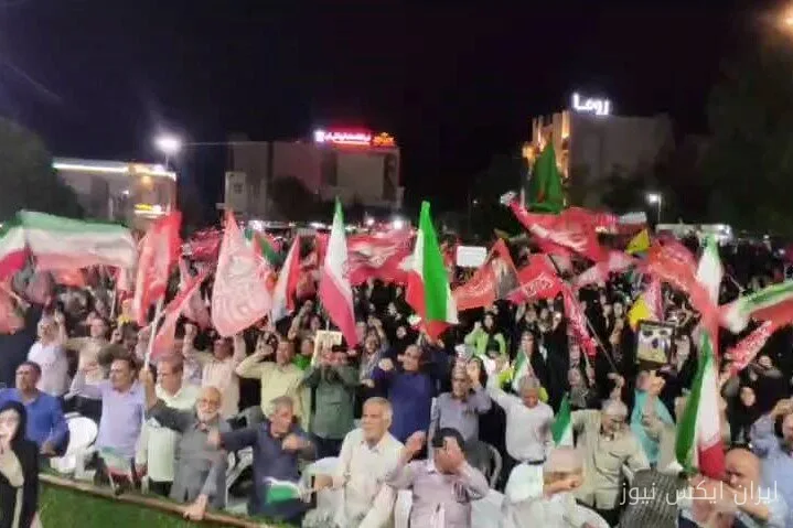 تجمع شبانه مردم بوشهر در حمایت از انقلاب و رهبری