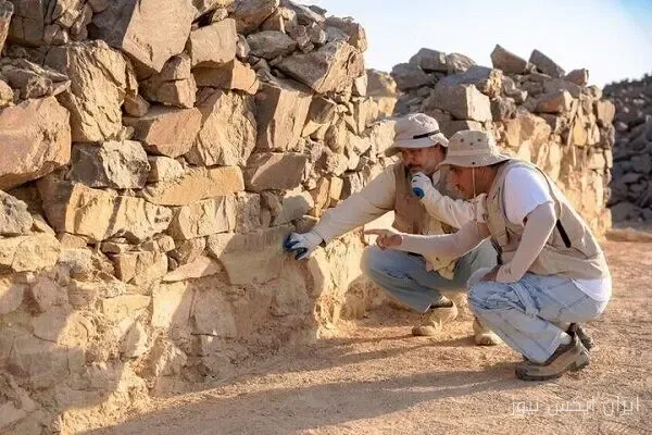 کشف مسجد ۱۳۰۰ ساله با کتیبه‌های تاریخی در عربستان سعودی