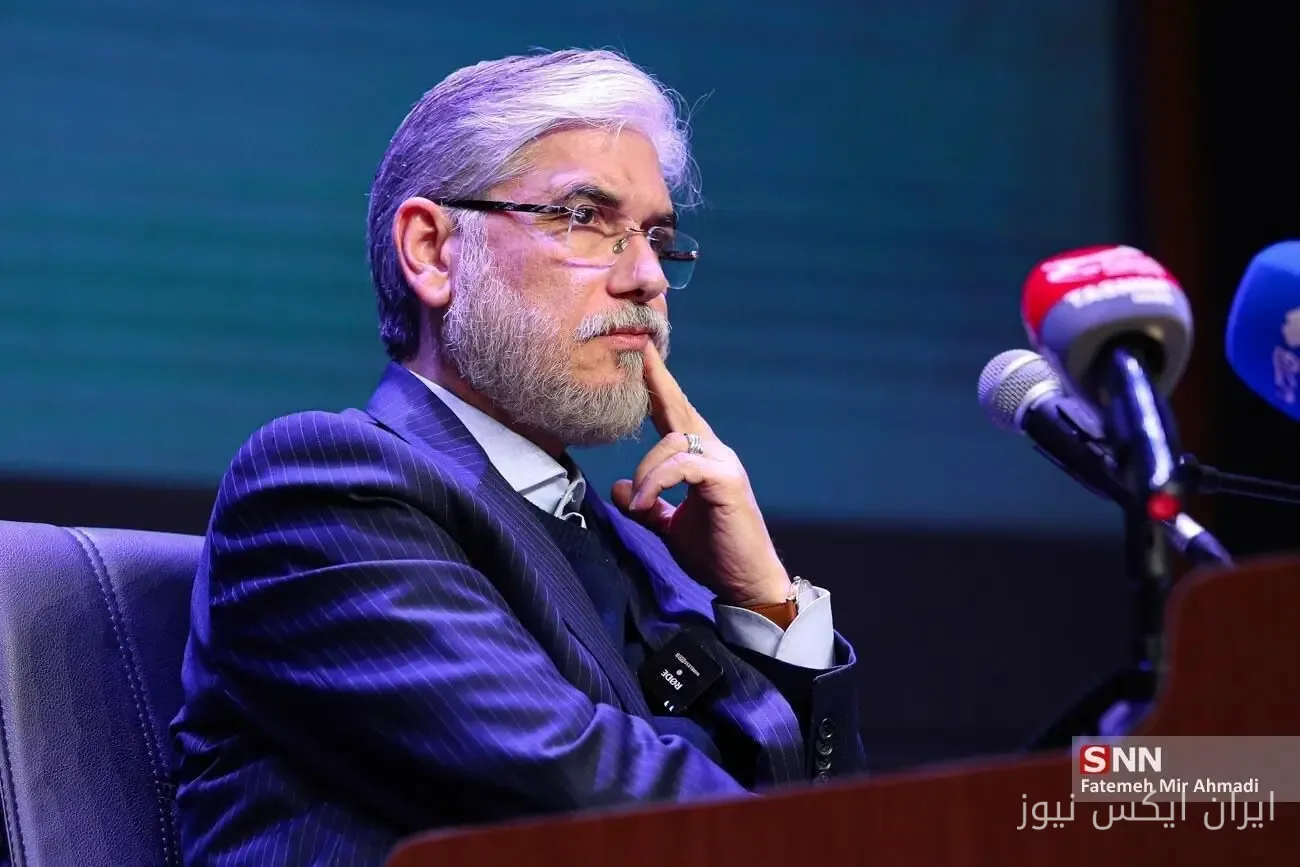 وزیر علوم پرچم ایران را بالا برد