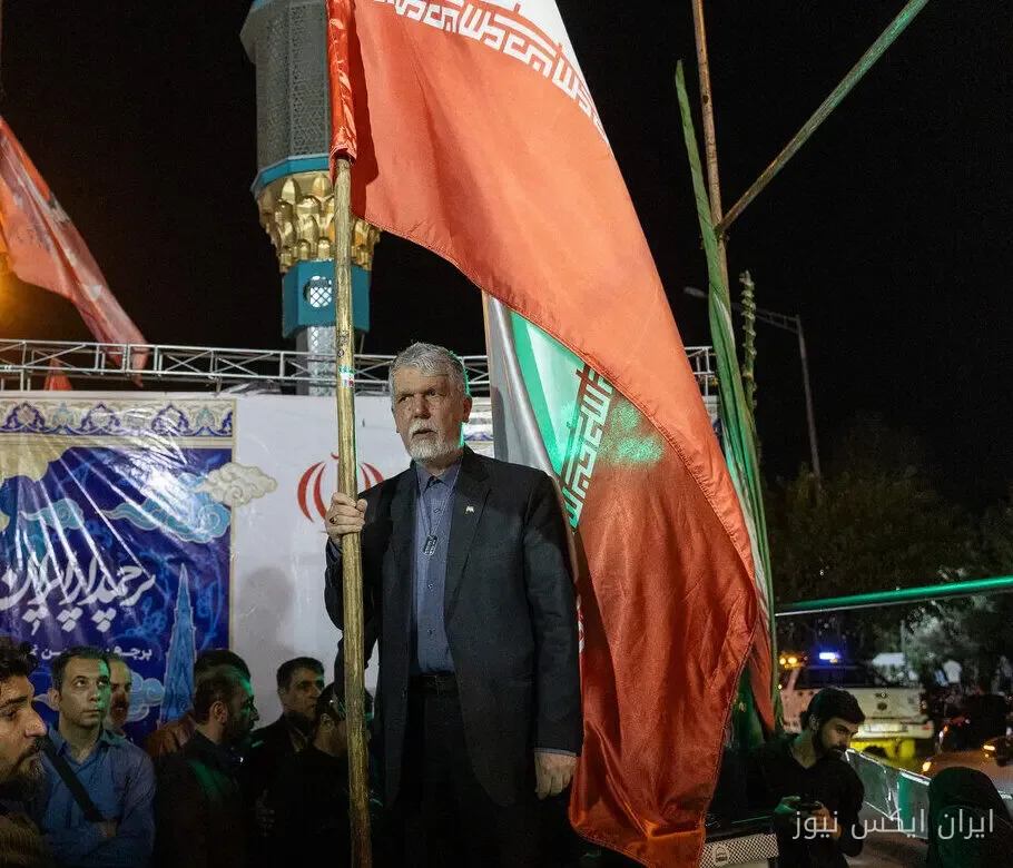 سیدعباس صالحی در میدان ولیعصر پرچم‌گردانی کرد