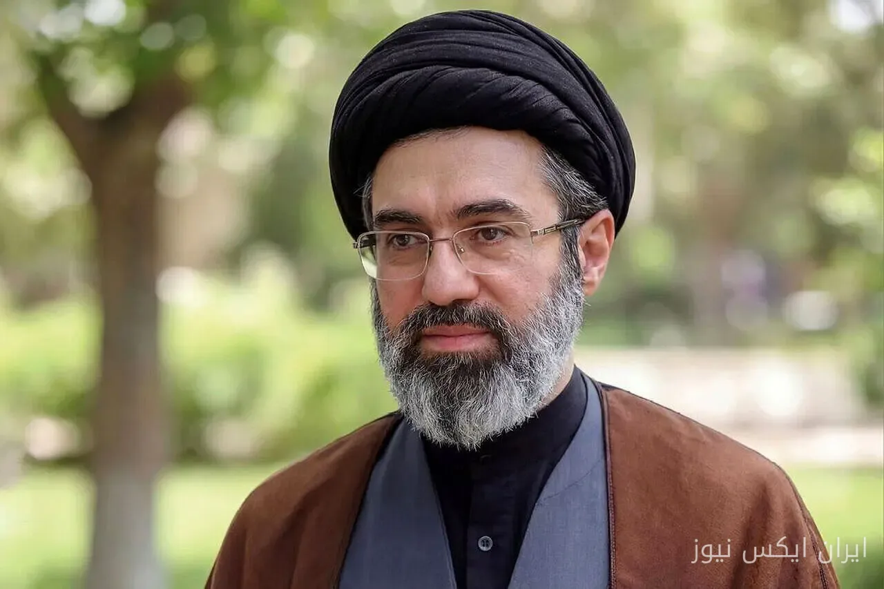 الزعيم الثوري يشارك في اجتماع أولياء أمور الطلاب ابنه