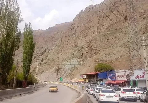 ترافیک سنگین در محورهای مازندران: مسافران گرفتار در ترافیک چالوس