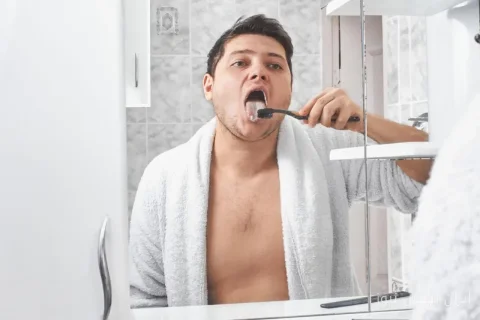 چرا صبح‌ها دهان بوی بد می‌دهد؟ رازهایی در دندان‌پزشکی