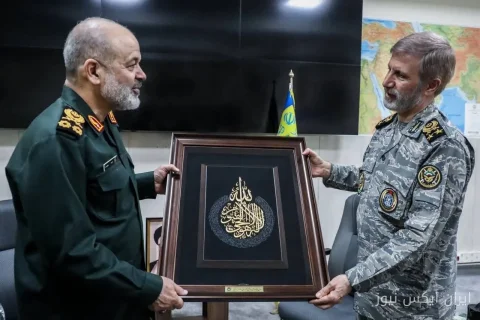 دیدار جنجالی امیرحاتمی و وحیدی: تابلوهای مذهبی در دست فرماندهان ارتش و سپاه