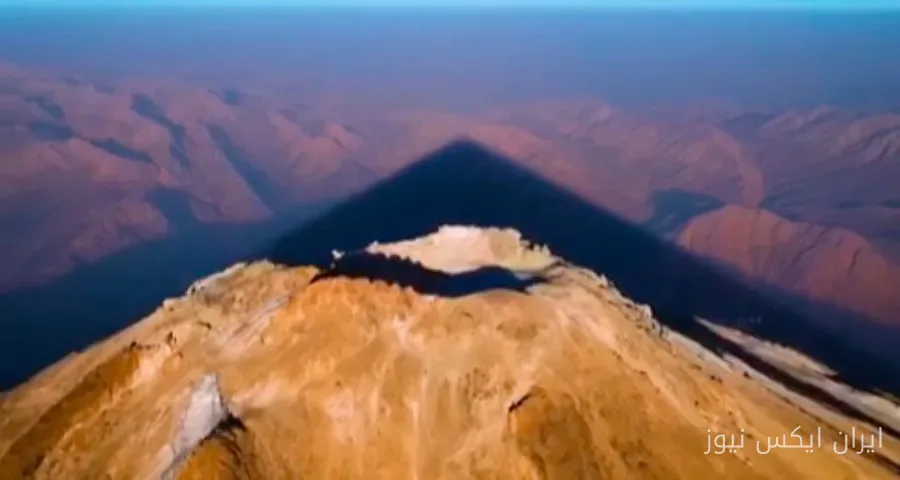 نمایی جذاب از قله دماوند و سایه عظیم آن